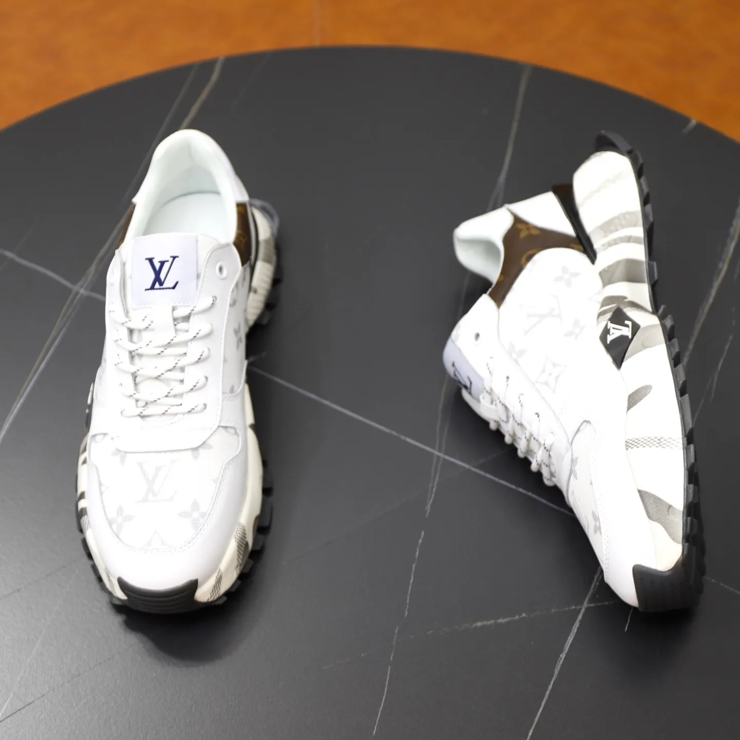 Ex-factory price: 462💰🙅‍♂️🙅‍♂️🙅‍♂️ Brand: LV Louis Vuitton Standard code: 38-44 (45 customized) Grade: Same as the official website Material: Original material spliced with brand cloth Comfortable and breathable lining Lightweight and wear-resistant sports outsole Style category: Men's fashionable casual shoes Running sneakers Distinguished luxury brand elements Top luxury Color: actual picture color